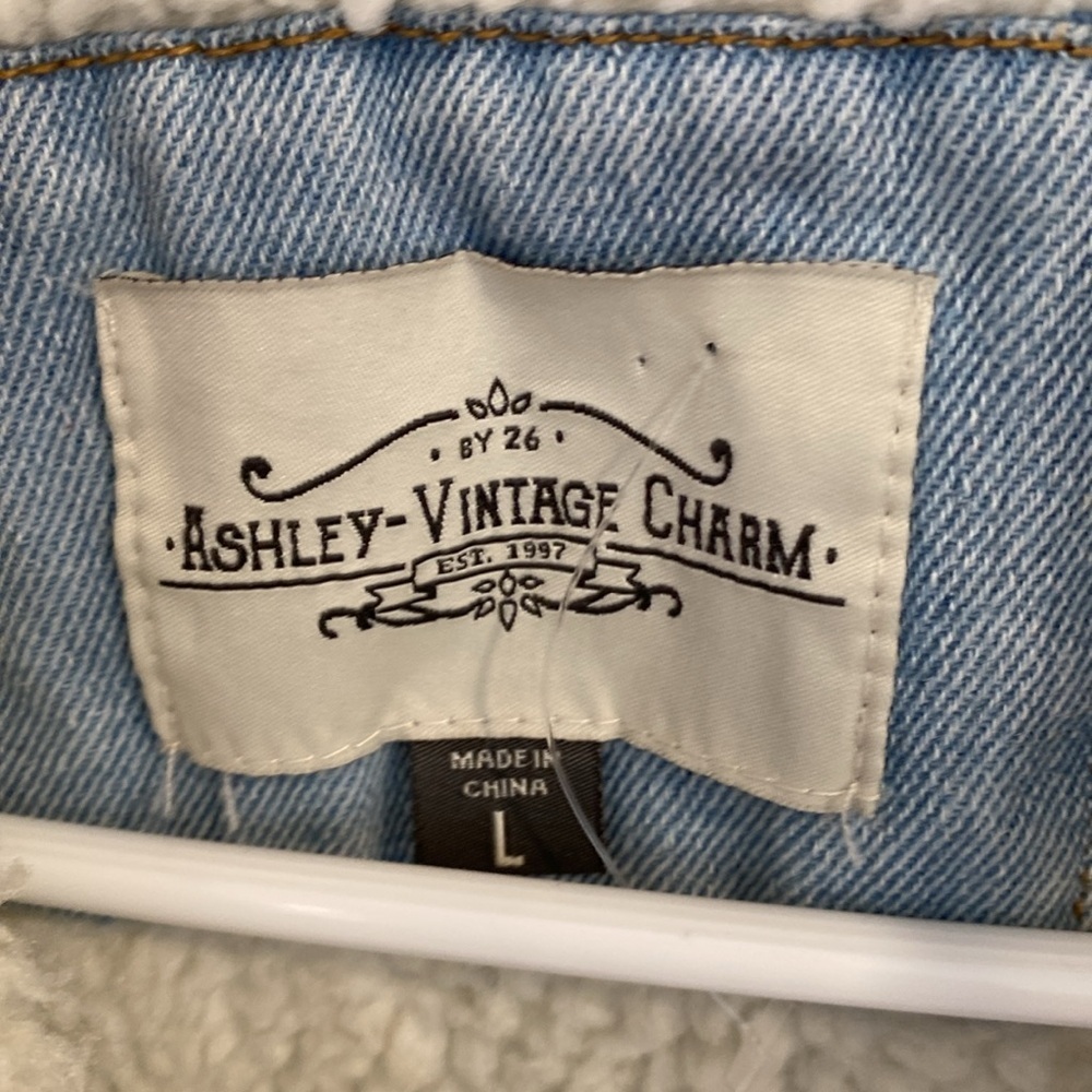 ASHLEY VINTAGE CHARM cropped denim jacket - Picture 4 of 9